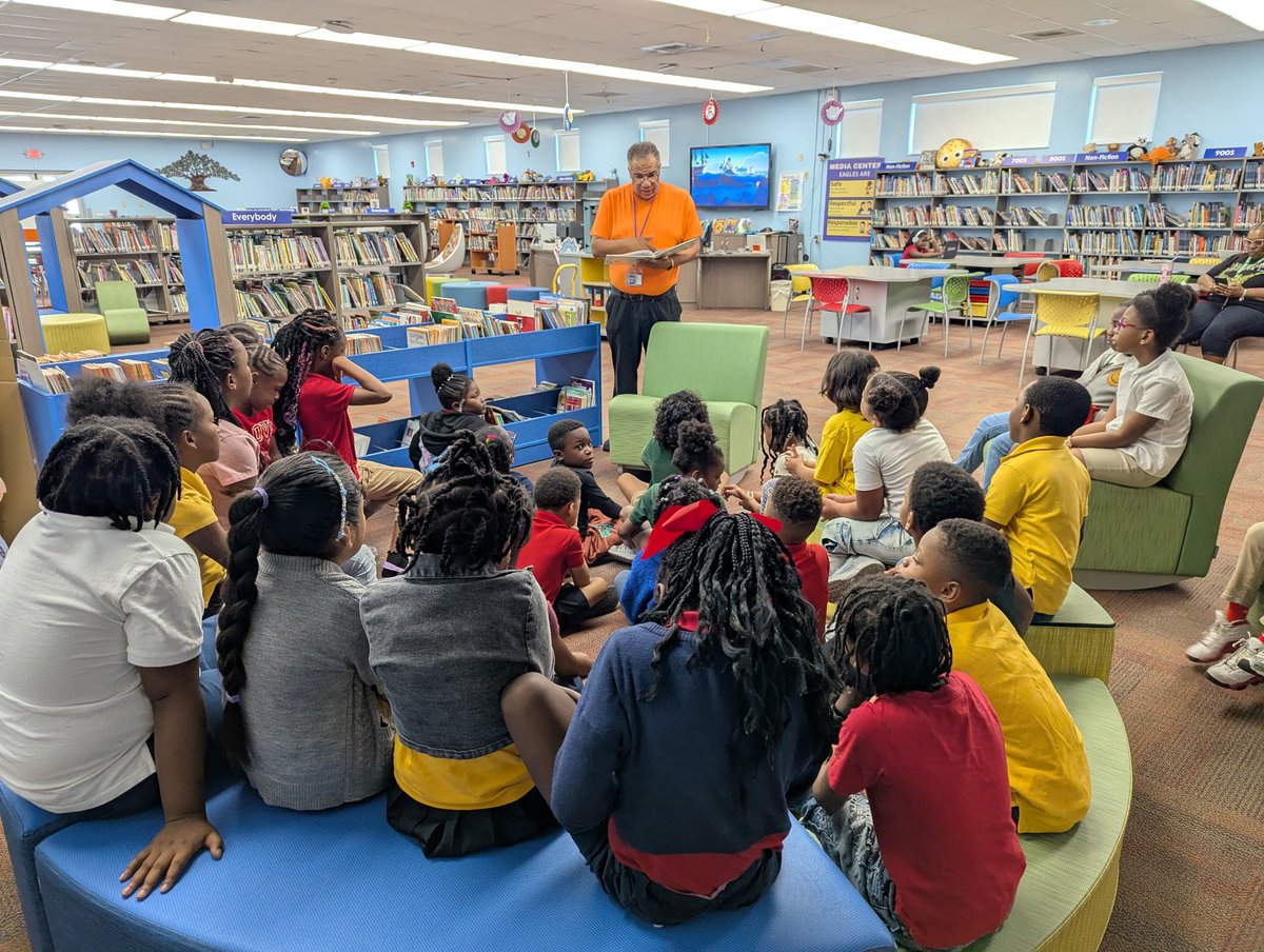 PotterLibMed's tweet photo. Story Time with 1st grade! @hubofschool  @PotterEagles @HillsboroughSch  @ShakeWashington 
#HillsboroughReads
#GetCaughtReading https://t.co/Ye0aDOY0c7