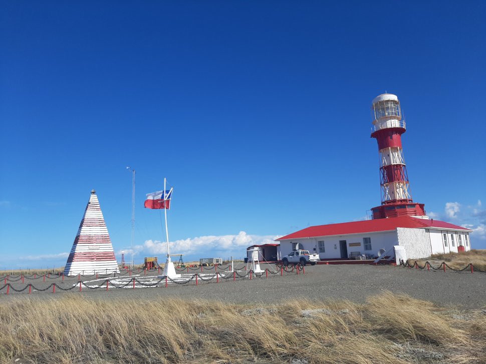 📜 Efeméride histórica | 7 de mayo de 1898
La Armada de Chile inicia la construcción de dos faros en el sector oriental del Estrecho de Magallanes, fortaleciendo la señalización marítima en uno de los pasos más peligrosos y estratégicos del mundo.
Con esta decisión, Chile