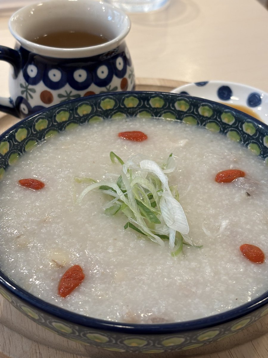 masoho_zero's tweet photo. このところ外出する体力が落ちていたが、かなり回復してきたので少し足を伸ばして練馬の3米3へ。漢方粥！のランチセットとそこら中に飾ってあるテレンス君に癒される。エッグワッフルも追加。
漢方粥、クコ、蓮の実、ハトムギ、豚肉などで美味しかったです。 https://t.co/8O6ExNxwK5