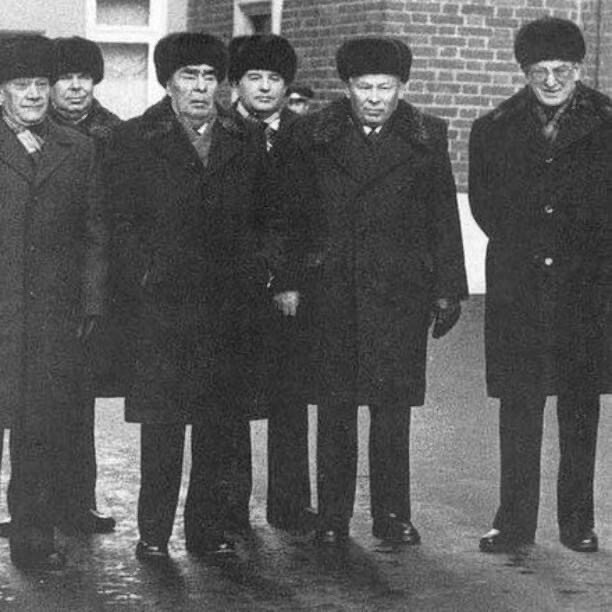 RT by @mikenov: Уникальное фото! Брежнев, Горбачев, Черненко, Андропов - четыре генсека в одном кадре перед парадом 7 ноября 1981 года в Москве.