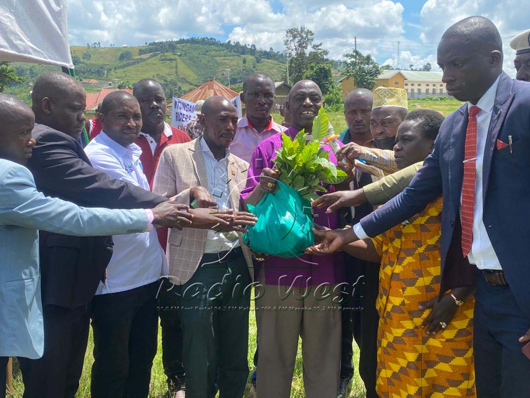 radiowestug's tweet photo. Biishopu w'oburebeerezi bwa South Ankole, Rt Rev. Nathan Ahimbisibwee atongoizeho okuhinga omwani omu bavugi ba boda-boda omuri Ntungamo.

Biishopu ashabire abahairwe omwani okuguhinga babaase kuba eky'okureeberaho omu kurwanisa obworo.

#WestUpdates 

📷: @EliasRutugusa https://t.co/8YvIGxJvD8