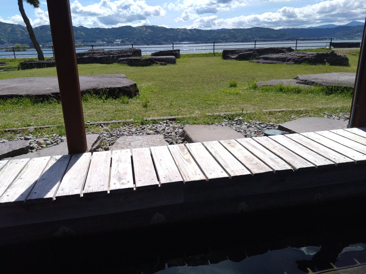 NirataMax's tweet photo. 諏訪湖見ながら足湯。
寝そう😪💤 https://t.co/fRVBilgAFD