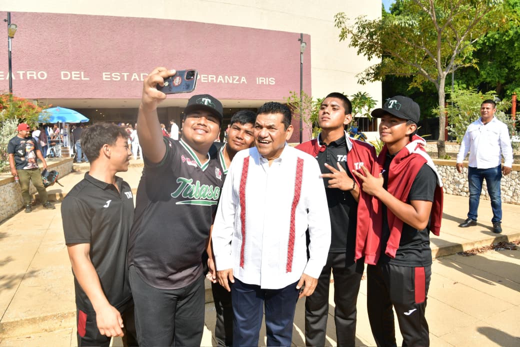 🏅 Javier May abanderó a la histórica Delegación Tabasco rumbo a la Olimpiada Nacional Conade 2026 y anunció aumento a las becas deportivas para atletas de alto rendimiento. Participarán 376 jóvenes tabasqueños. #Tabasco #Conade2026 <a href="/TabascoJavier/">JAVIER MAY</a>  <a href="/conadeoficial/">CONADE</a>
