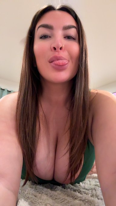 Amberly Ray_ tweet media