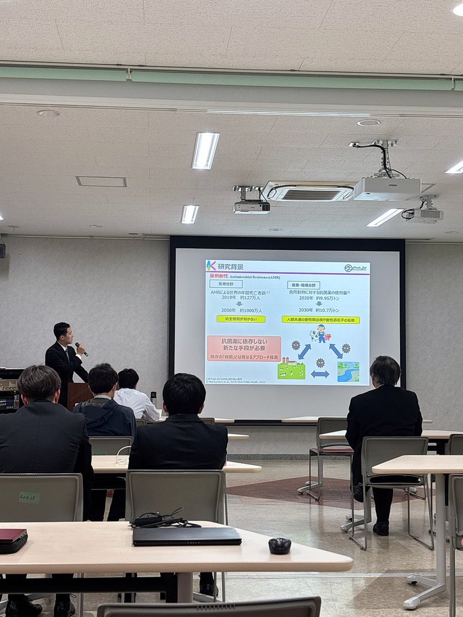 official_medlab's tweet photo. 5/7 修士中間発表がありました！
本研究室のM2の6名が発表を行いました！
堂々とした発表素晴らしかったです👍
あと1年修論に向けて頑張ってください！ https://t.co/iW1EYBuazM