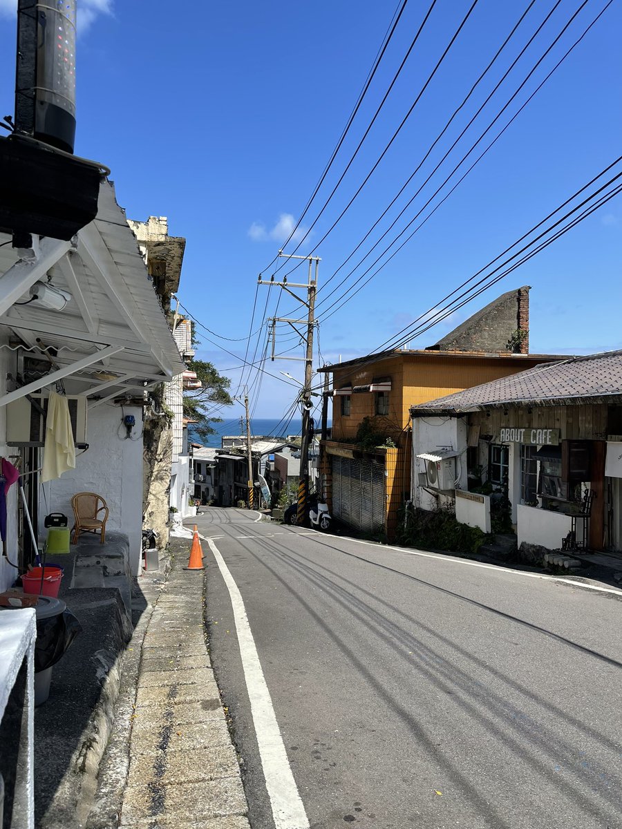 Lucile416408's tweet photo. 這餐廳開的有點遠，總算到了🚕
又來海邊打卡了 https://t.co/4t0UFZ7YDK