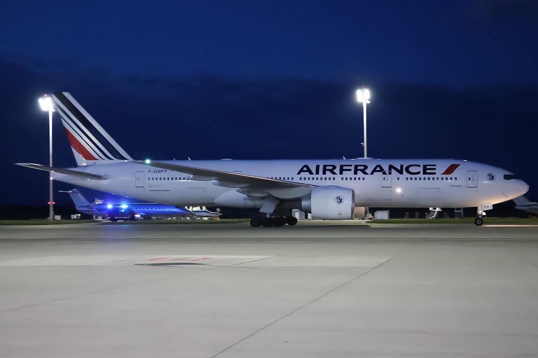 MAS_Aviation's tweet photo. @airfrance flight #AF111 enroute from Shanghai PVG to Paris CDG needed to divert to @MUC_Airport due to engine #1 trouble
@flightradar24 @FlightIntl @AviationSafety https://t.co/X3nIswxw0y