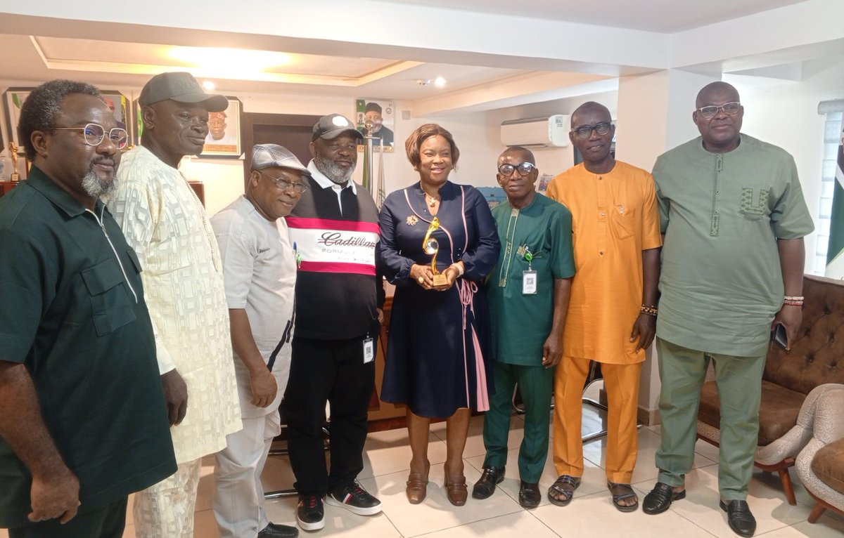 OfficialMWUN's tweet photo. Comrade Funmi Fasan, Deputy President General of Maritime Workers Union of Nigeria (MWUN) being presented with award of the Iconic Female Maritime Personnel by members of the Association of Maritime Journalists of Nigeria (AMJON) at MWUN National Secretariat, Lagos. https://t.co/EEuE75YzsE