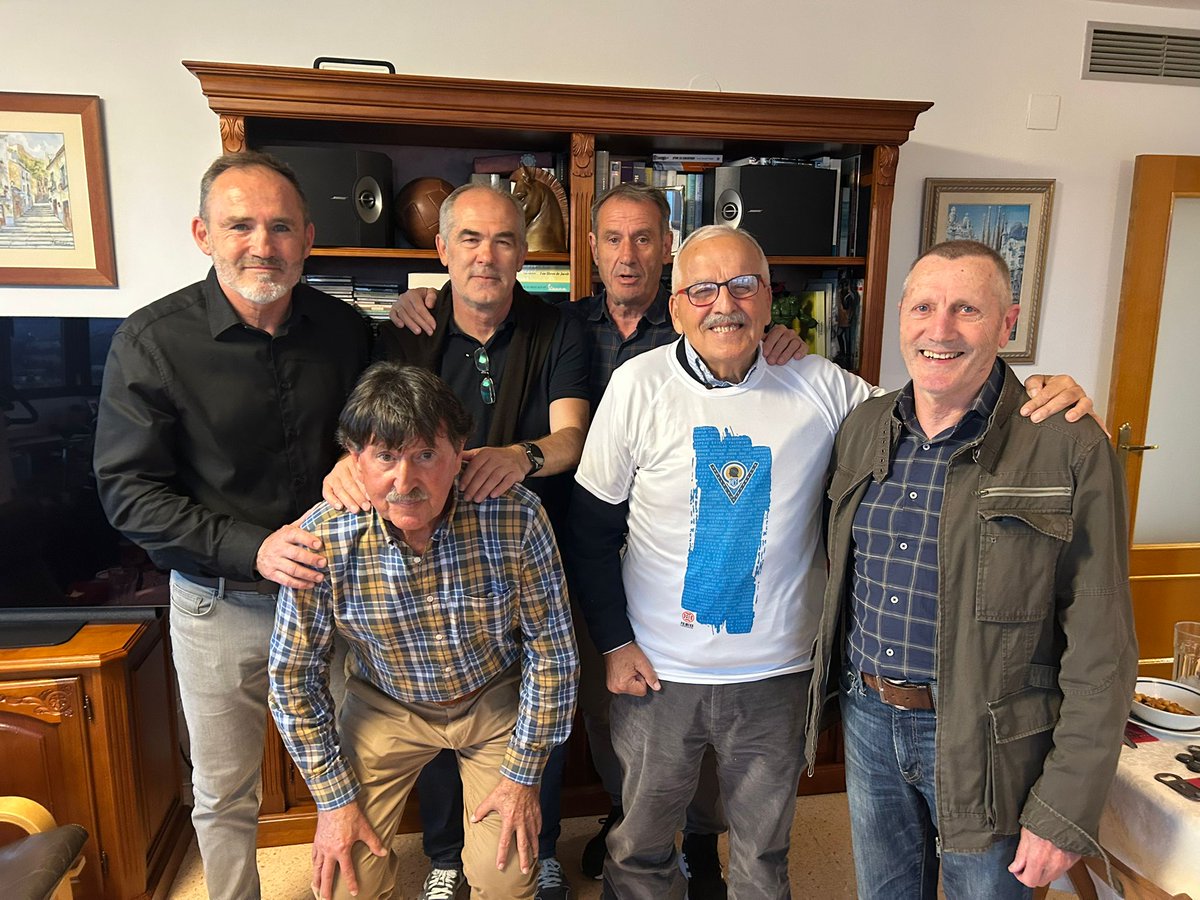 veteranoshcf's tweet photo. Visita de varios de nuestros ilustres a 𝐉𝐨𝐬𝐞́ 𝐉𝐮𝐚𝐧 𝐒𝐚́𝐧𝐜𝐡𝐞𝐳 𝐇𝐮𝐞𝐬𝐜𝐚, toda una Leyenda en el Hércules 🔝🙌⚽👏

¡¡¡𝕄𝔸ℂℍ𝕆 ℍ𝔼́ℝℂ𝕌𝕃𝔼𝕊!!! https://t.co/39x8QyjgSj