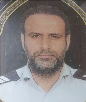 Hashshaashin's tweet photo. جاویدنام محمد بیات، یکی از گمنام‌ترین جاویدنام‌هاست. او آتش‌نشان بود و روز 18 دی با دو تیر جنگی در شهرری زخمی میشه. توسط دوستانش به بیمارستان منتقل شده و در بیمارستان با کشیدن دستگاه‌های درمانی توسط سپاه، کشته میشه.

#علیه_فراموشی
#جاویدشاه https://t.co/bkokhqGmLQ