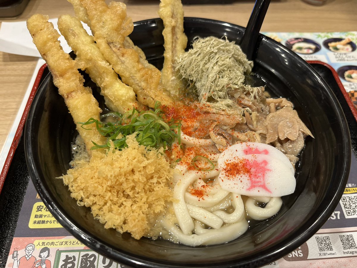 do_going's tweet photo. 今日は初めて「資さんうどん」に行ってきました😃
うどんはもちもちで美味しく、ごぼ天も5本もありボリューミーでした👍
今度は丼ものも食べたいですね✨✨ https://t.co/2rAaJDdrq9