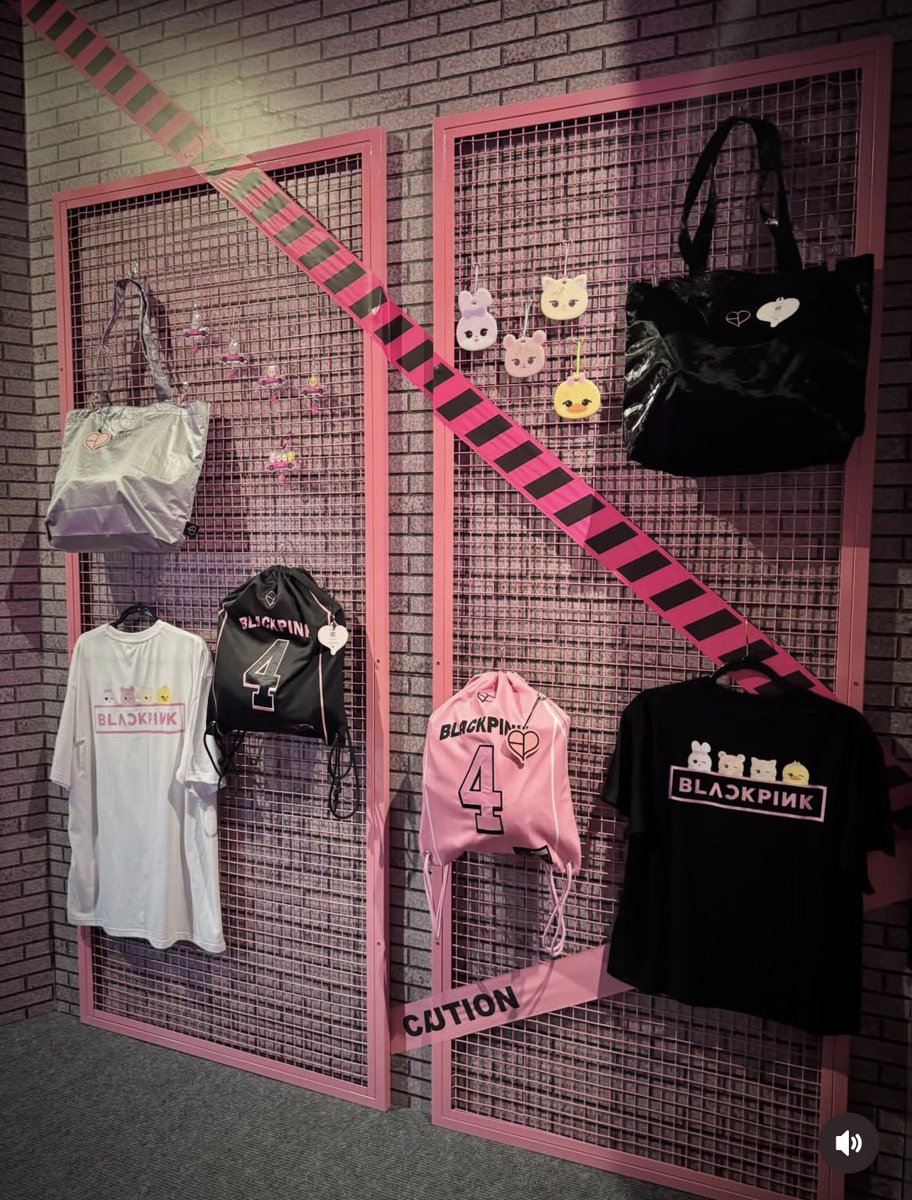 BLACKPINKPeru's tweet photo. [🚨] Blinks, hace unas horitas fue la pre apertura del Pop Up oficial de #BLACKPINK en Lima, aquí algunas fotos de la decoración y exhibición del evento. 😍

¡Recuerden que HOY ES LA APERTURA desde el medio día!.

¡Pónganse su mejor outfit y vayan con su gente! 😎✌🏻 https://t.co/wY1DRHFc8C