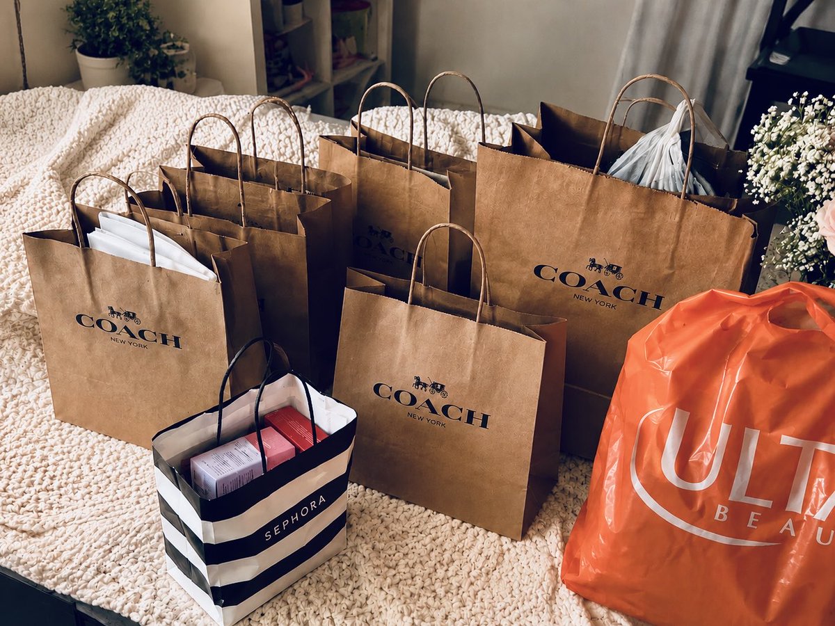 VeraVault3's tweet photo. A little something 💵 https://t.co/qSvsZnDzXy