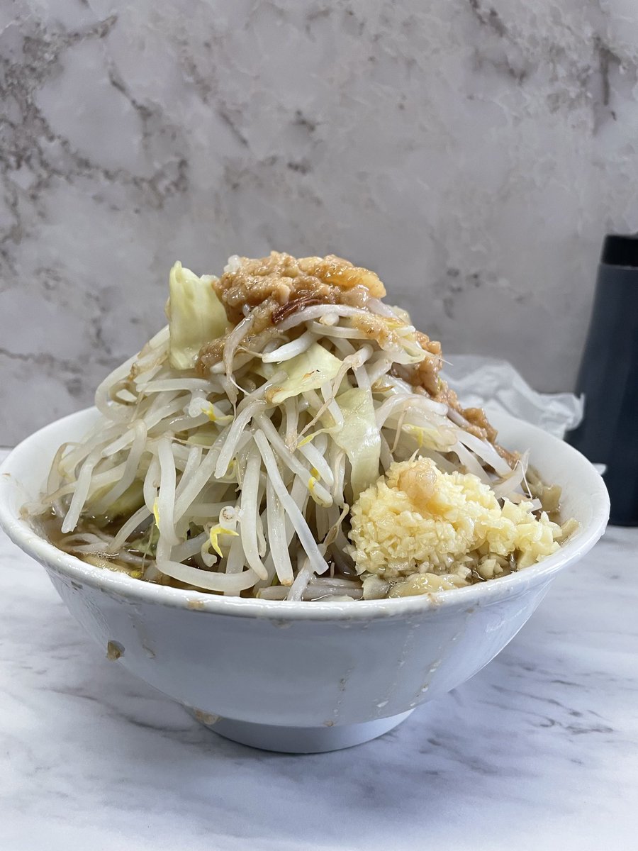 ask7lin's tweet photo. ゴールデンウィークみんな生きてるか？
久しぶりにラーメンしばいてきた！

虎丸
ラーメン
相変わらずここはうめーな！
このご時世に1000円で分厚いチャーシュー2枚付き、豚骨の効いたスープ、量！
たまんねーよ！
そそるぜ https://t.co/Dt58O4ezBh