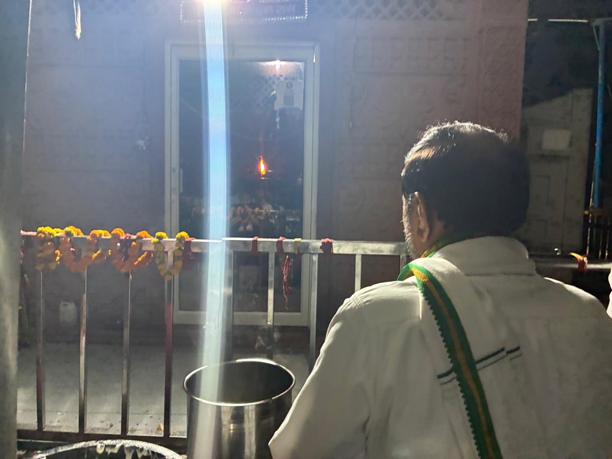 AvtarBhadanaMP's tweet photo. भिवाड़ी स्थित बाबा मोहन राम जी (मिलकपुर धाम) के मंदिर में दर्शन और पूजा-अर्चना करने का परम सौभाग्य प्राप्त हुआ। बाबा के चरणों में शीश नवाकर सभी की सुख, शांति, खुशहाली और समृद्धि की प्रार्थना की।

बाबा मोहन राम जी की कृपा दृष्टि हम सभी पर सदैव बनी रहे। https://t.co/EdxNcHFwQX