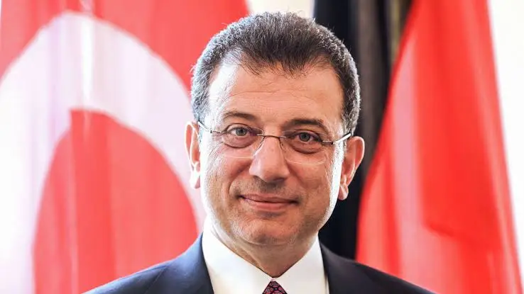etkiIihaberyeni's tweet photo. Ekrem İmamoğlu'ndan Cumhurbaşkanı Erdoğan'a çözüm süreci mesajı:

"Sayın Erdoğan,

“Beni seçerseniz süreci ilerletirim” diyen anlayışla yol alınamaz!

Çözüm için daha kaç kere seçilmeniz gerekiyor? Türkiye’nin kaderi oturduğunuz koltuğun kaderine bağlanamaz!

Milletimizin geleceğine şantaj yapılamaz.

Türkiye’nin parlak geleceğinin karşısında durmaktan artık vazgeçin!

Milletin iktidarı başa gelir, Türkiye’nin barışı kurulur.

Görevinizi yapın, düşmanı sevindirmeyin, milleti sevindirin!

Milletin aklı da vicdanı da feraseti de her türlü siyasi hesabın üzerindedir. Barışın en güzelini yine bu millet gerçekleştirecektir.

Terörsüz ve Demokratik Türkiye hedefine kavuşacağız!

Bizim kızıl elmamız da budur.

Cumhuriyet’i savunacağız, tam demokrasiyle arşa çıkaracağız!  

Monarşi ve hanedan hayallerinin sonuna kadar karşısında duracağız!

Hep birlikte barışıp, hep birlikte yol alacağız ve hep birlikte başaracağız.

Türkiye eksiksiz demokrasiye, refahla kalkınmaya, huzura, güvenliğe ve barışa kavuşacak!

Pek yakında...

Her şey çok güzel olacak!"