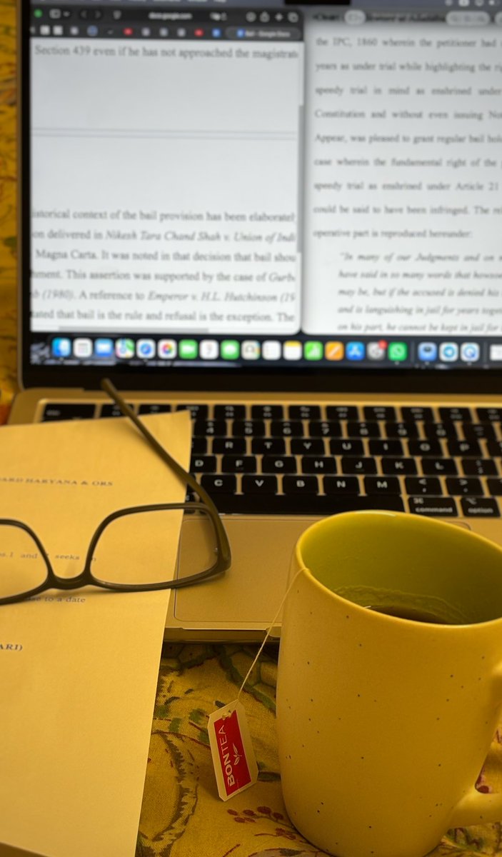 pathakanjali25's tweet photo. Drafts, deadlines, and a calming cup of Sri Lankan Bontea. ☕
#bontea
#teatime https://t.co/YUsrcGqGVG