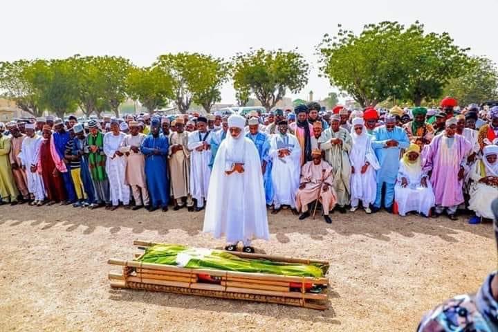 Most of our brothers and sisters don't know  what to say during Salatul janaaza (Burial prayers)​: Here is how to pray Salatul Janaaza.

1- ​After the First Takbeer​: Recite Surat Al-Fatiha.

1. Bismillaahir Rahmaanir Raheem
2. Alhamdu lillaahi Rabbil 'aalameen 
3.