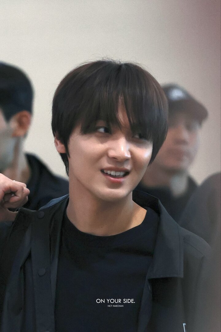 kfans pada bilang haechan mirip kaya donghyeok rookie, ada juga yang bilang ini kayanya foto pas haechan masih rookie😭😭😭😭😭 GEMES BANGET