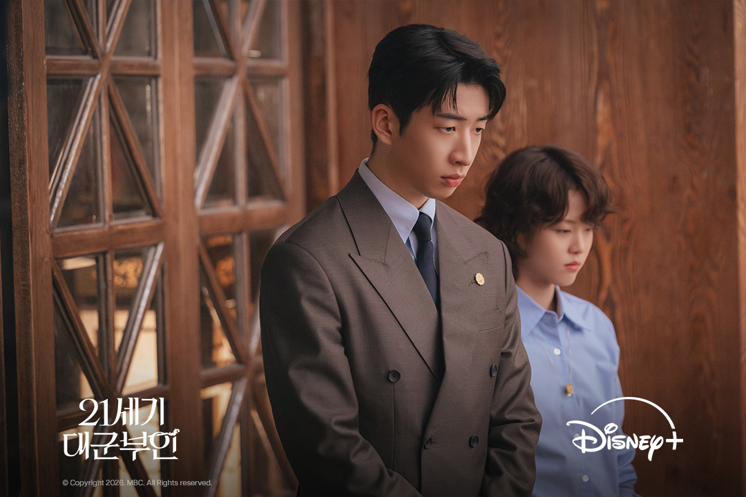 DisneyPlusKR's tweet photo. 위기의 대군부부
모두를 놀라게 한 희주의 진심

<21세기 대군부인> 디즈니+에서 지금 스트리밍 중 

#21세기대군부인 #PerfectCrown
#아이유 #변우석 #공승연
#유수빈 #이연 #조승연 #이재원 #채서안
#디즈니플러스 #DisneyPlusKR https://t.co/tmnjSV8Pf8