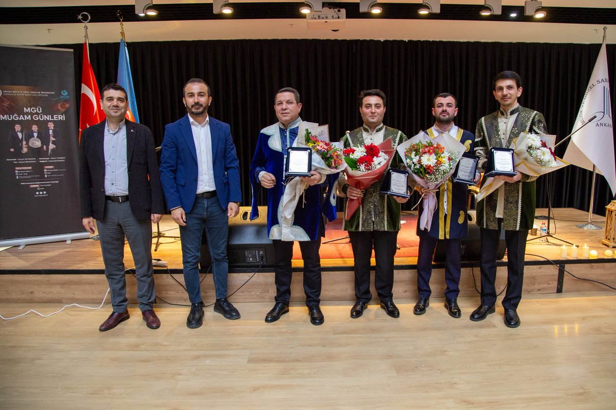 mguedutr's tweet photo. Program sonunda sanatçılara plaket ve ��içek takdim edilirken, öğrencilerimizin yoğun ilgi gösterdiği etkinlik büyük beğeni topladı. 💐🏅✨

Yunus Emre Enstitüsüne katkılarından dolayı teşekkür ederiz. @yeeorgtr

#MGÜ #MuğamGünleri #TürkiyeAzerbaycan #KültürSanat https://t.co/lN9bXxjBRd