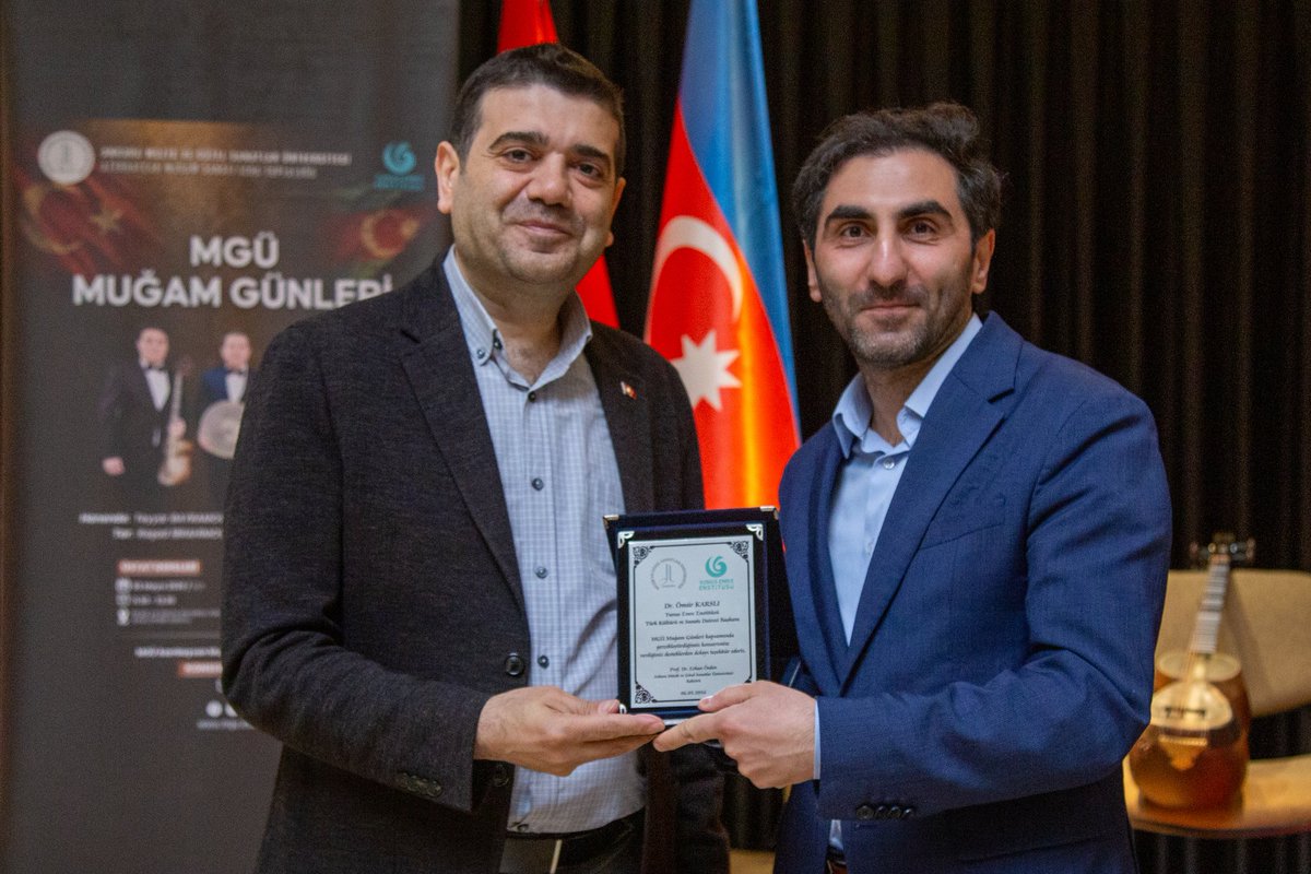 mguedutr's tweet photo. Program sonunda sanatçılara plaket ve ��içek takdim edilirken, öğrencilerimizin yoğun ilgi gösterdiği etkinlik büyük beğeni topladı. 💐🏅✨

Yunus Emre Enstitüsüne katkılarından dolayı teşekkür ederiz. @yeeorgtr

#MGÜ #MuğamGünleri #TürkiyeAzerbaycan #KültürSanat https://t.co/lN9bXxjBRd