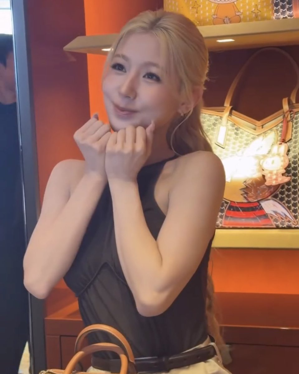 쨘 tweet media