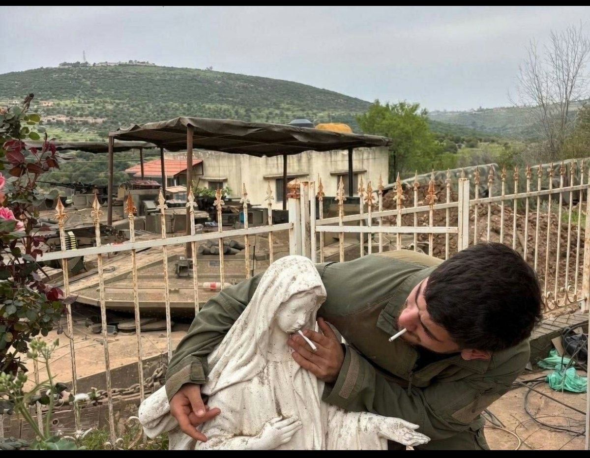 Atraia22's tweet photo. #Photo of an Israeli soldier in southern Lebanon, placing a cigarette in the mouth of a statue of the Virgin Mary.
#صورة جندي إسرائيلي في جنوب لبنان، يضع سيجارة في فم تمثال مريم العذراء. https://t.co/VpmSYKmyMj