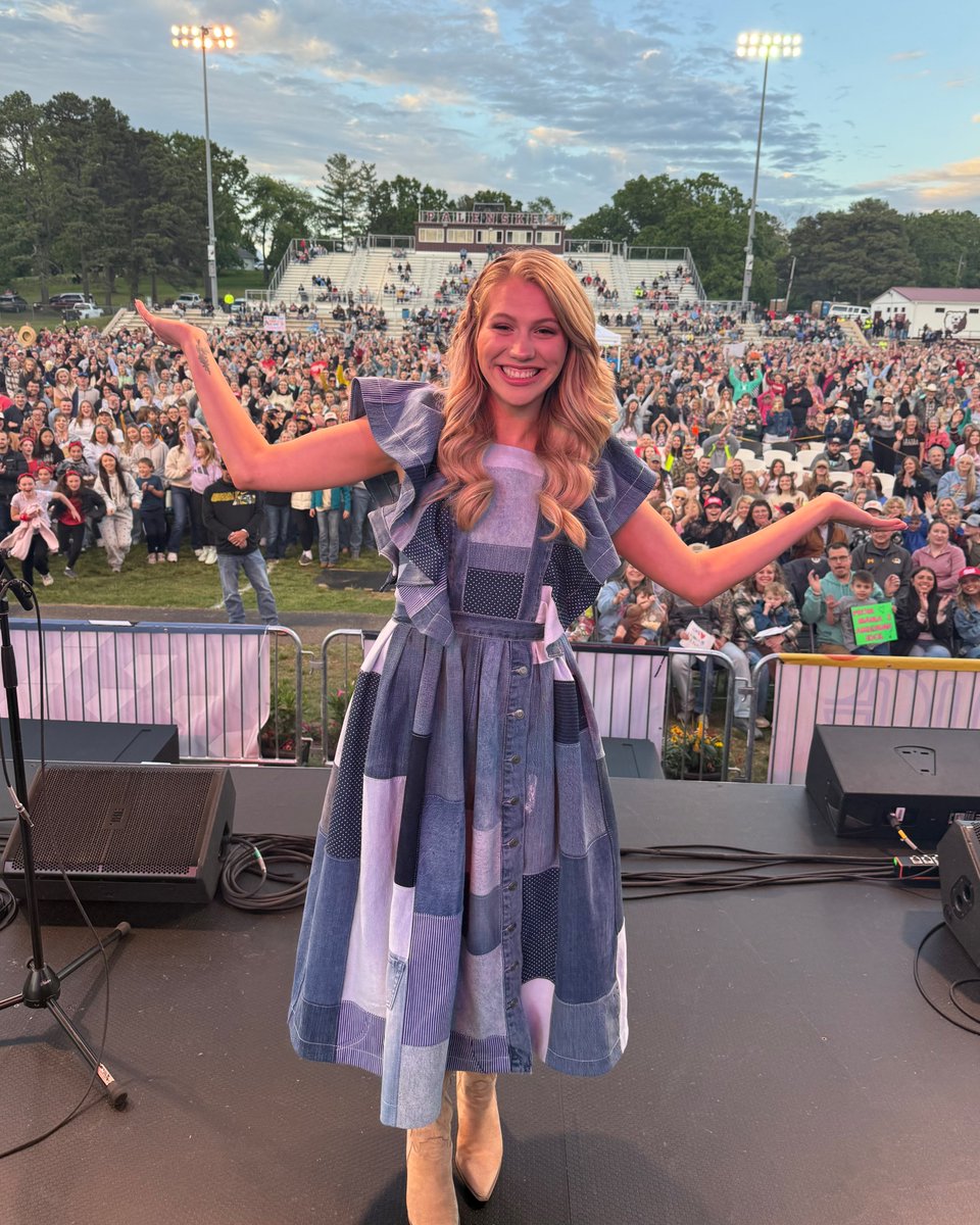 AmericanIdol's tweet photo. A small town girl with a big ol’ heart. 🩵 Willow Springs, Missouri welcomed home Hannah Harper!

Vote Monday during the #americanidol Grand Finale if you want her to win! 🌟 https://t.co/wAisGKkJEi