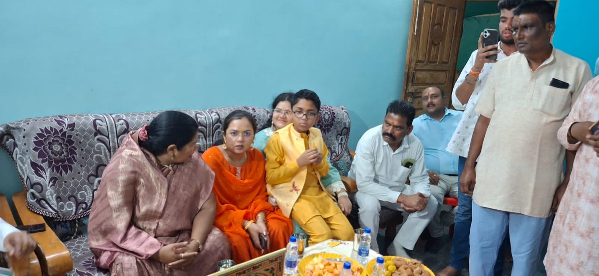 विगत दिवस छोटा खमरा में आयोजित विवाह समारोह में माननीय कैबिनेट मंत्री श्रीमती <a href="/SampatiyaUikey/">Sampatiya Uikey</a> जी के साथ सम्मिलित होकर वर-वधु को शुभकामनाएं प्रेषित कीं। 
इस अवसर पर बेटी काजल को सुखमय, समृद्ध एवं उज्ज्वल वैवाहिक जीवन के लिए आशीर्वाद प्रदान किया।

#chauraividhansabha
