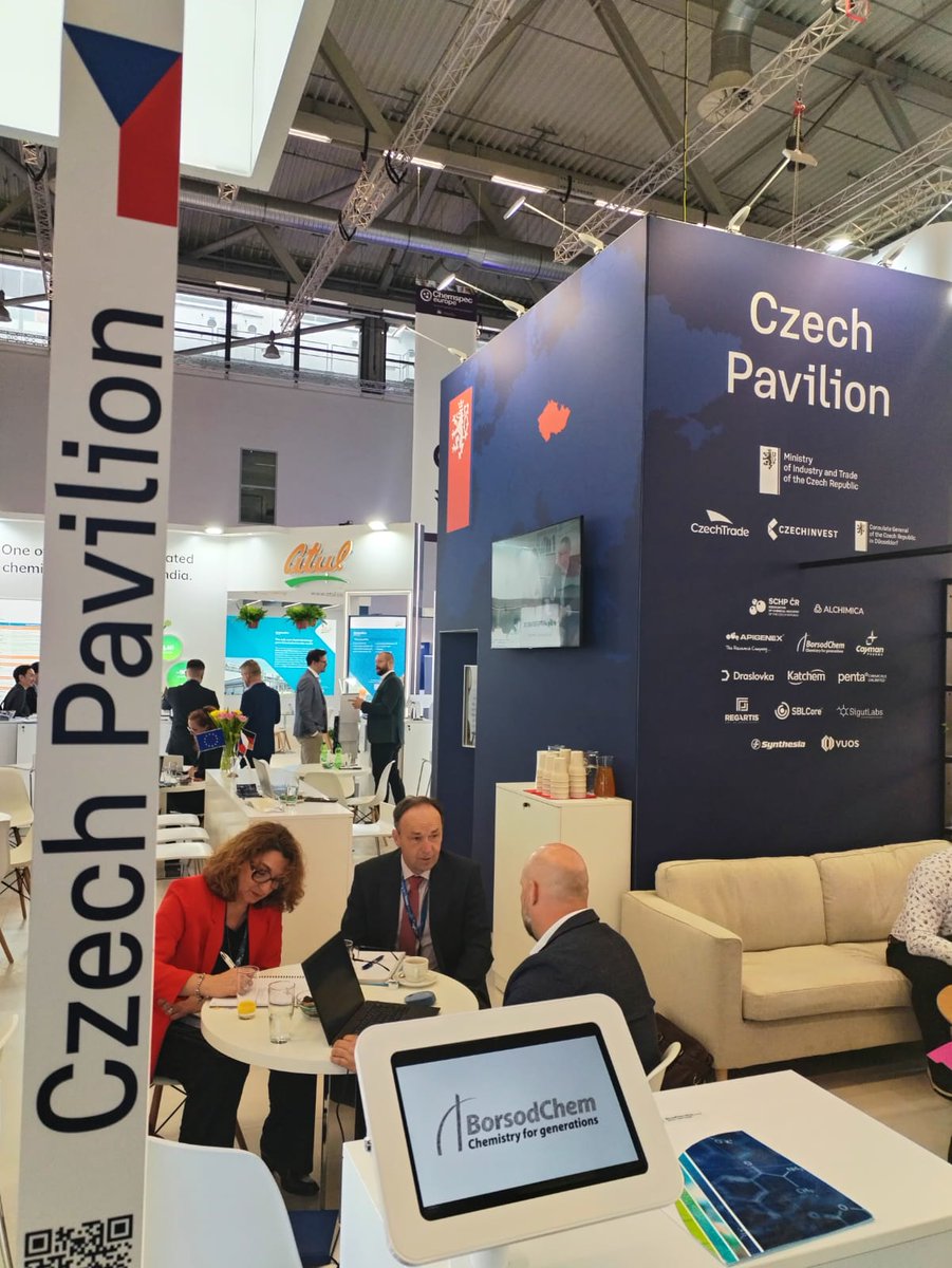 mpo_tweetuje's tweet photo. 🧪 Na veletrhu #Chemspec Europe v Kolíně nad Rýnem se představuje česká expozice: 12 firem, které společně reprezentují sílu a kvalitu českého chemického průmyslu. Jeho produkty a řešení nacházejí uplatnění od farmacie a zemědělství, přes potravinářství až po automobilový a stavební průmysl.
Česká oficiální účast firmám přináší nové obchodní kontakty a posiluje dobré jméno průmyslu v zahraničí 🤝