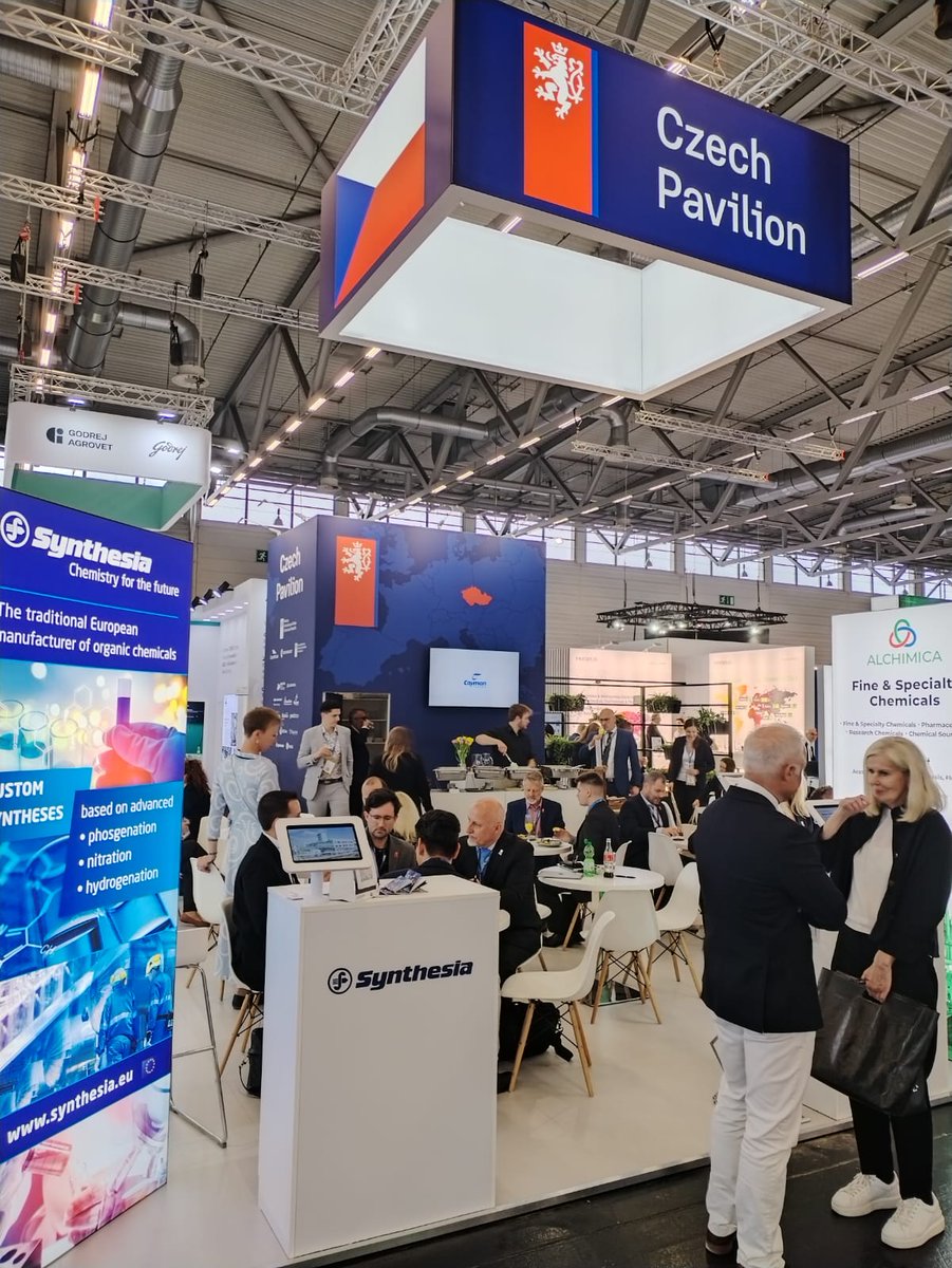 mpo_tweetuje's tweet photo. 🧪 Na veletrhu #Chemspec Europe v Kolíně nad Rýnem se představuje česká expozice: 12 firem, které společně reprezentují sílu a kvalitu českého chemického průmyslu. Jeho produkty a řešení nacházejí uplatnění od farmacie a zemědělství, přes potravinářství až po automobilový a stavební průmysl.
Česká oficiální účast firmám přináší nové obchodní kontakty a posiluje dobré jméno průmyslu v zahraničí 🤝