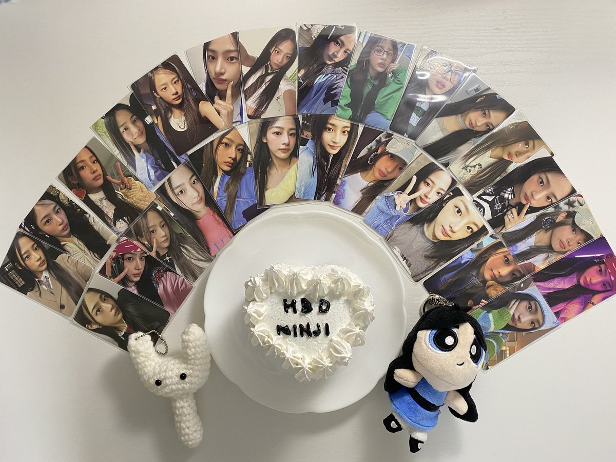 her_eyes0507's tweet photo. 올해도 케이크 만들었어용🎂💙
행복한 하루 보내고 맛있는 거 많이 먹어~😚

#우리집곰아지_민지생일_복복복
#Sweet_Darling_MINJI
#GOMAJI_MINJI_DAY https://t.co/RV78ob1VbD