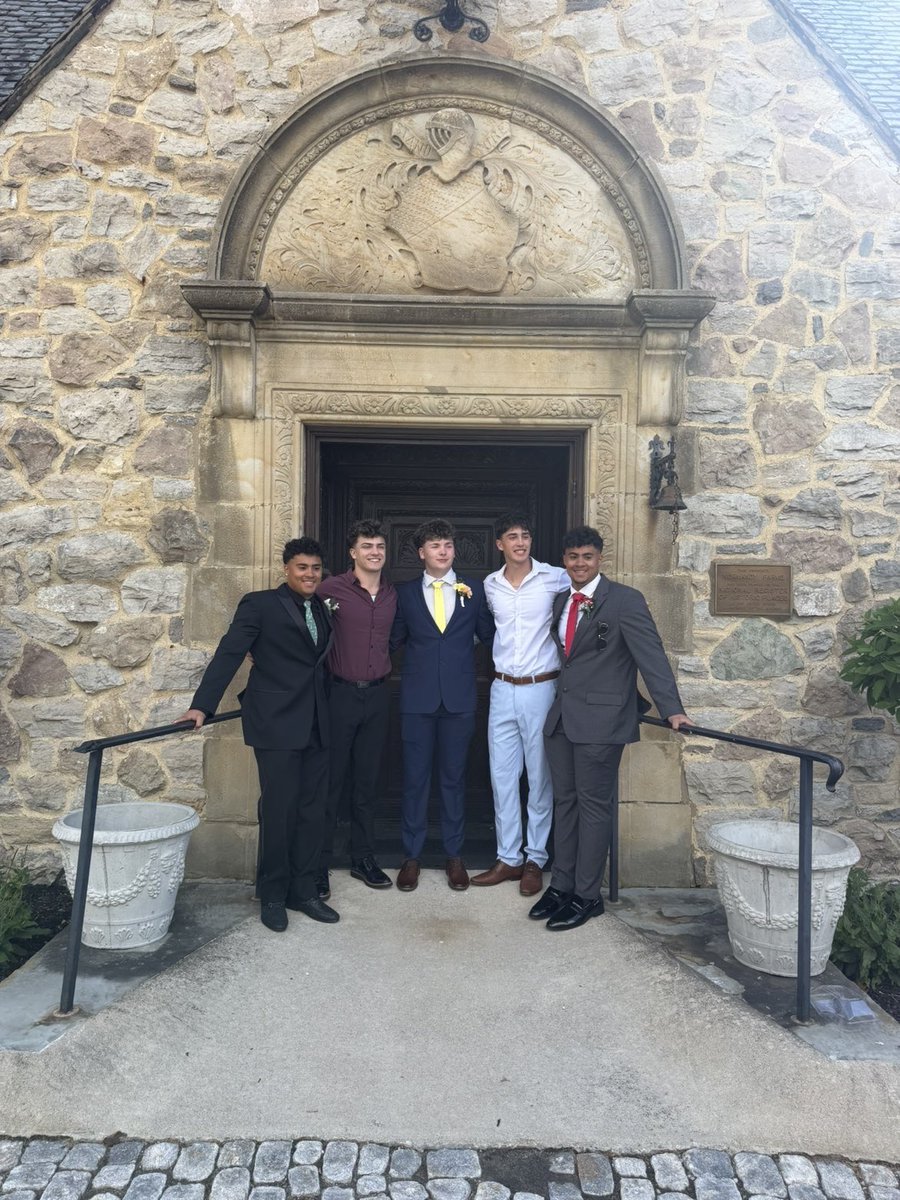 Dev_newsom1's tweet photo. prom pt 2 https://t.co/I5NyeMN49L