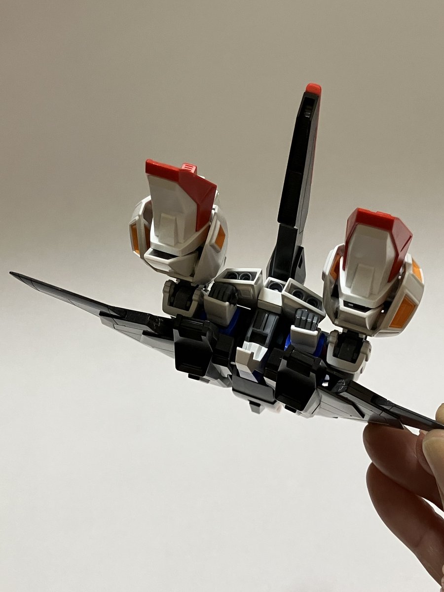 jun_7751's tweet photo. このキットで初めてウェイブライダーを組んでみました。
なかなかカッコいいですね。普段、リアリティがなくおもちゃっぽいと思っている白、青、赤のカラーリングですが、飛行形態になるとロールアウトしたばかりの航空機のようで映えることも分かりました https://t.co/SNvlwilKBN