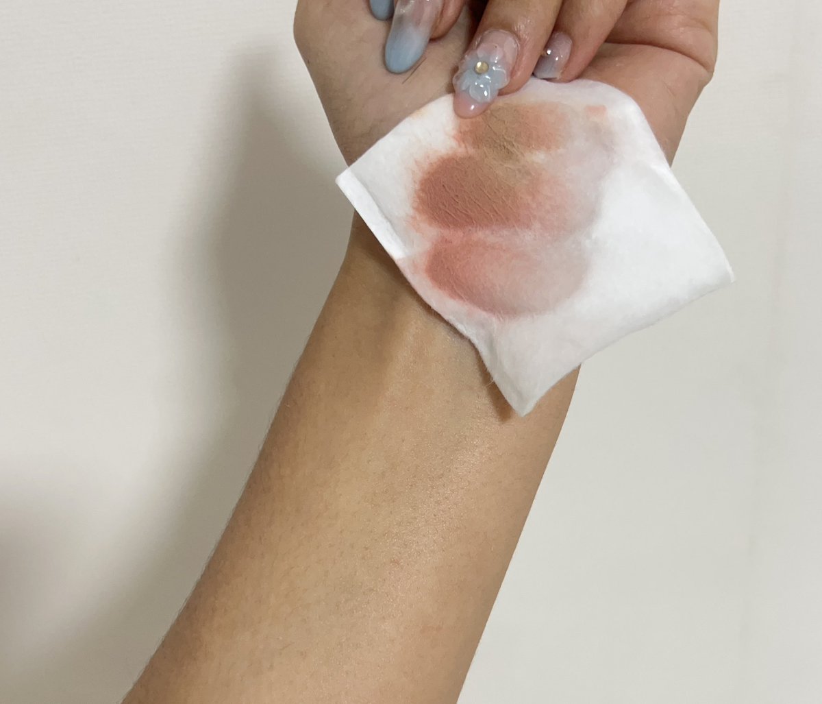 HER HYNESS MICELLAR DAISY 
ไมเซลล่าคือที่!!ทำความสะอาดล้ำลึก พร้อมดีท็อกซ์ผิวใส เช็ดสะอาด ทั้งเมคอัพ กันแดด และสิ่งสกปรกดีท็อกซ์ผิวลึกถึงรูขุมขน ฝุ่นมลภาวะ และ PM2.5
แล้วผิวชุ่มชื้นไม่แห้งตึงหลังเช็ดชั้ลเลิฟเลยอ่ะ