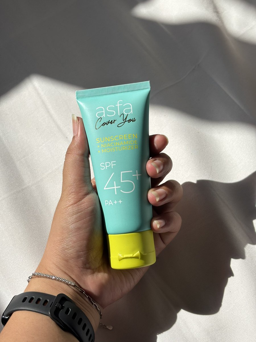 Di rumah tiap hari puanasss gila mandi air toren kaya mandi air panas 😭

Jangan lupa pake sunscreen ya teman-teman inget minimal yang SPF45+ PA++ kaya ss satu ini 🤍🧴