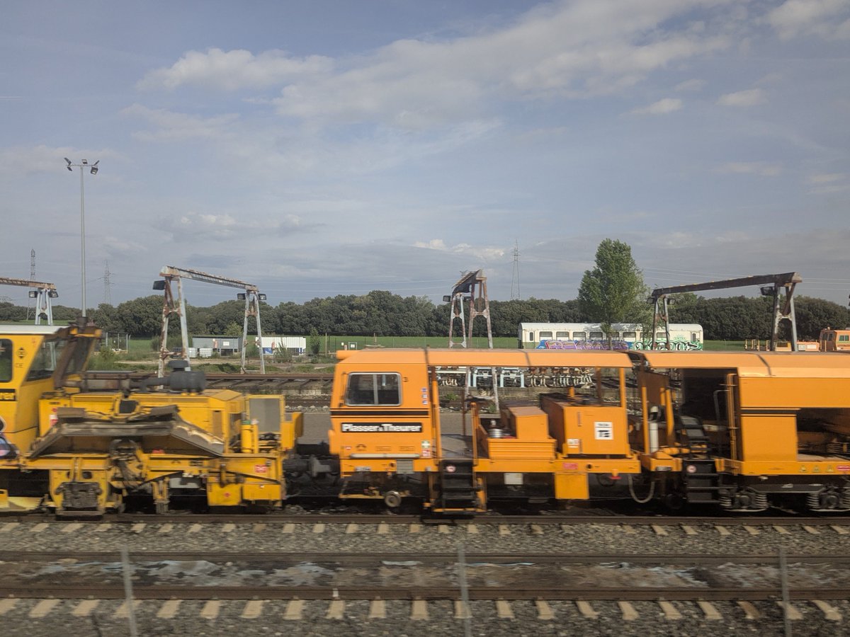 Unoscuantostre1's tweet photo. Maquinaría de vía vista en una base de mantenimiento de la línea de AV Madrid-Barcelona. #tren #ferrocarril #TECSA https://t.co/dGKoZPaPmx