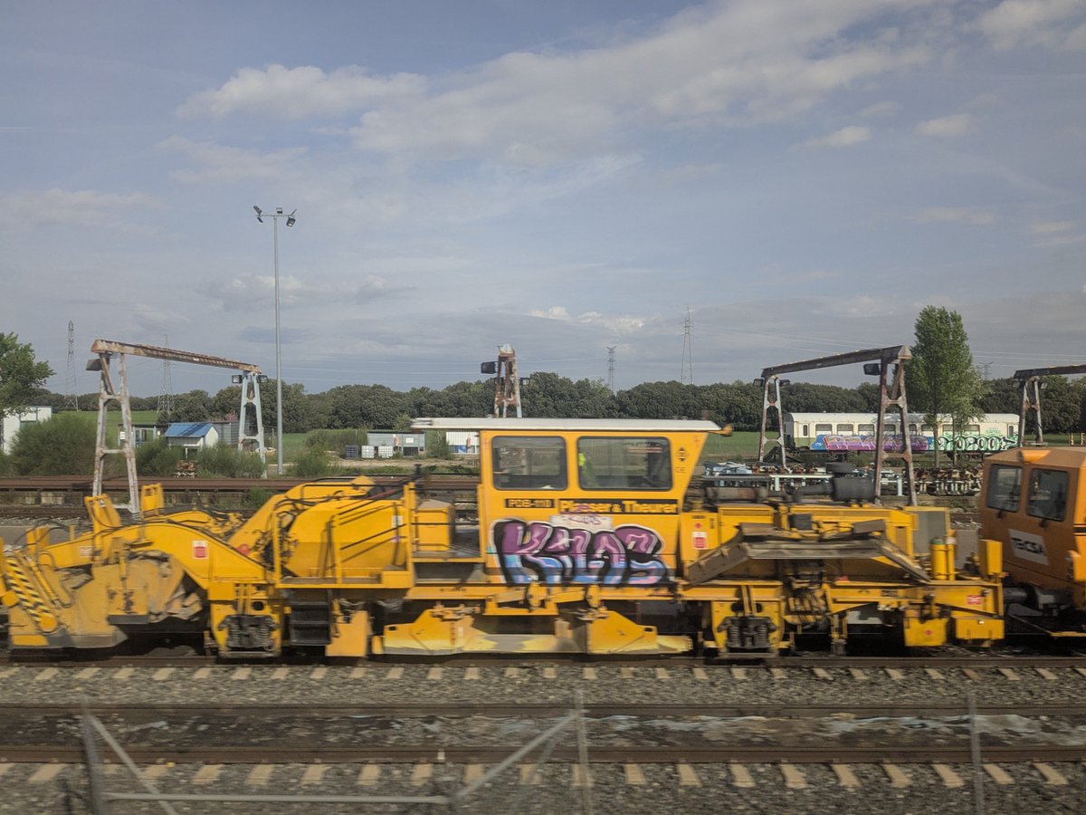 Unoscuantostre1's tweet photo. Maquinaría de vía vista en una base de mantenimiento de la línea de AV Madrid-Barcelona. #tren #ferrocarril #TECSA https://t.co/dGKoZPaPmx