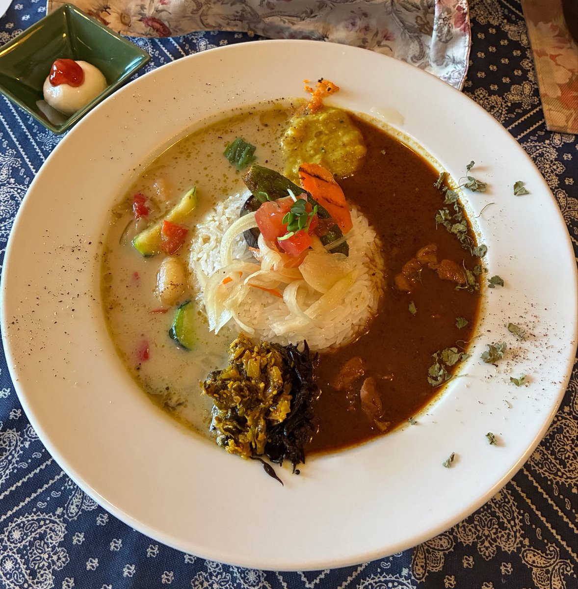haradeteruinaba's tweet photo. 旧ヤム邸でカレーをいただきました🍛
グリーンカレーと豚キーマ。。。
だったかな？

美味しいカレーでした

#大阪中之島
#カレー https://t.co/18wKQ20zyY