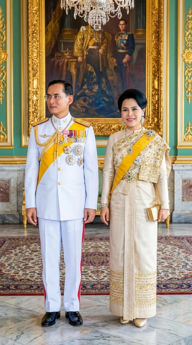 น้อมรำลึกในพระมหากรุณาธิคุณของพระบาทสมเด็จพระมหาภูมิพลอดุลยเดชมหาราช บรมนาถบพิตร (ในหลวง ร.๙) ผู้ทรงเป็นพ่อของแผ่นดิน ทรงงานหนักตลอด ๗๐ ปี เพื่อความสุขของปวงชนชาวไทย ยึดมั่นคำสอนเรื่อง เศรษฐกิจพอเพียง ความซื่อสัตย์ ความอดทน และความสามัคคี