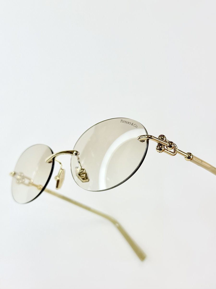 【母の日オススメ】TIFFANY&amp;Co.、リムレスタイプのライトカラーオーバルシェイプサングラス再入荷しました
nakamegane-com.ldblog.jp/archives/20260…

#都城中めがね店 #都城 #宮崎 #三股 #サングラス #TiffanyAndCo #リムレスフレーム #オーバルシェイプ #ライトカラー #ティファニーハードウェア