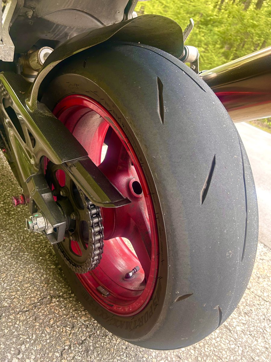 研修中 おしっ❗️ 皮剥きはこんなもんか😆 #ZX12R #α14 #古いけどいいタイヤ