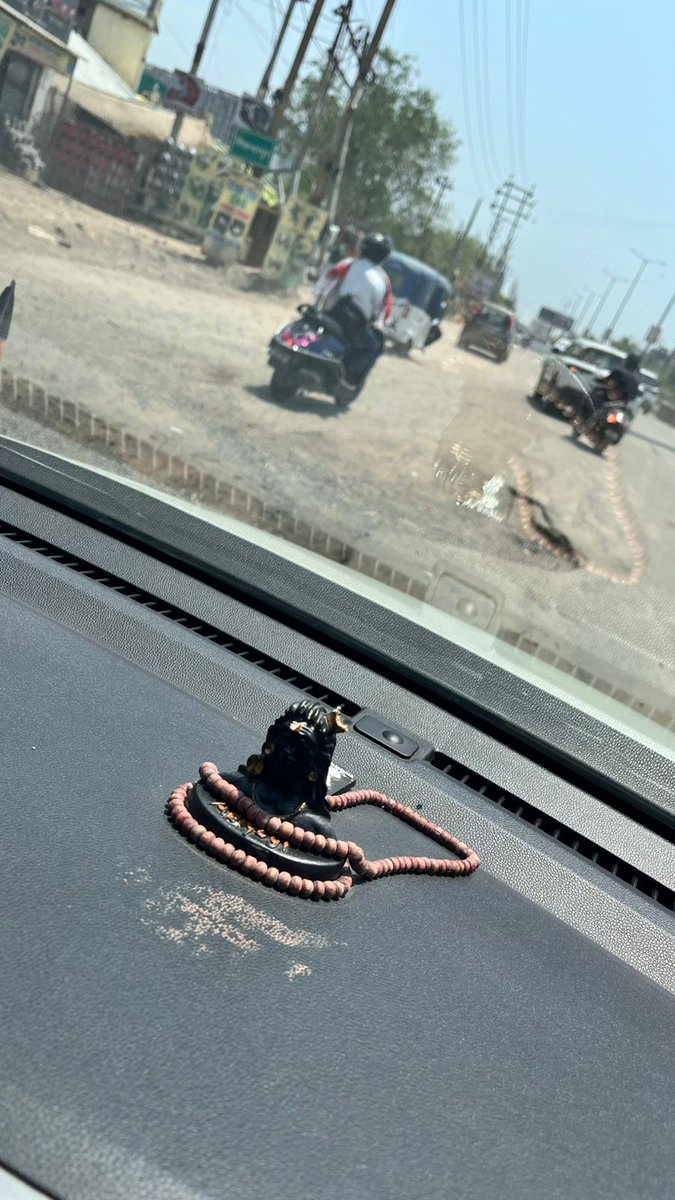 pandeybjym's tweet photo. @CMOfficeUP @uppwdofficial @brajeshpathakup @dm_ghaziabad @CMHelpline1076 please look into this condition of Ghaziabad road from Delhi near the cutoff Indian airport so many huge potholes due to this any major accident can occur. https://t.co/rFimHPVEkP