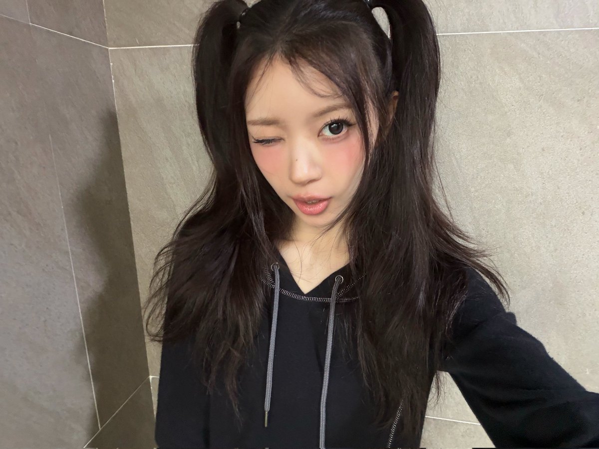 thebaseillit_'s tweet photo. MOKA just shared new photos on weverse, she came home. https://t.co/yviQaJmDkv