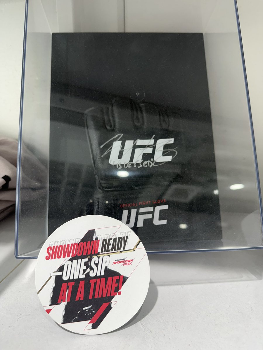 backarat999's tweet photo. @JT_Lines Yo Jacob in Japan rn and saw this in a coffee shop, can’t figure out what fighter this is ? https://t.co/rM4WZ2pkm1