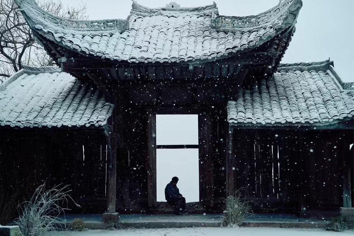 e_basarov's tweet photo. #Resurrection (#狂野时代, 2025) de #BiGan es un fascinante poema fílmico, un viaje sensorial, espiritual e intelectual al inconsciente humano y al cine como arte por excelencia del tiempo y los sueños, con Maddin, Tarkovski, Wong Kar-Wai y Jia Zhangke como principales influencias https://t.co/v7XfEV7YvJ
