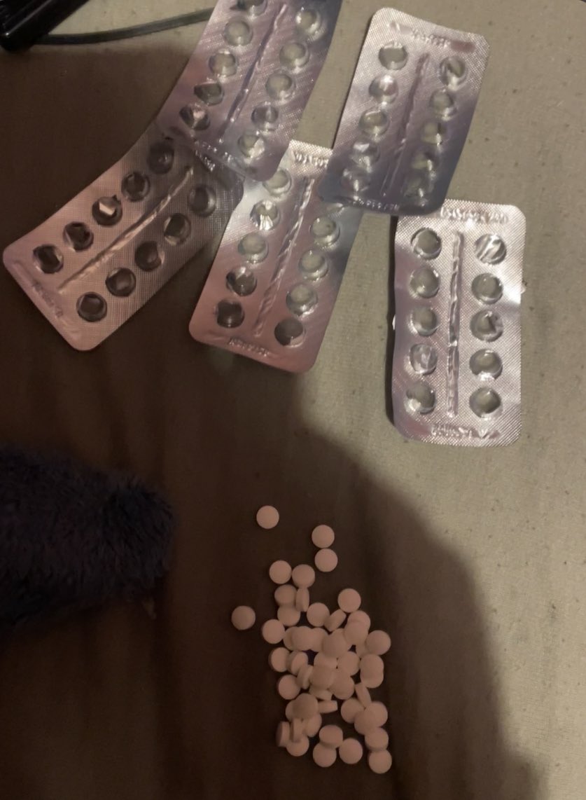 ItzSunday12's tweet image. guys could i have died from this actually or nah (ssris btw, 50 zoloft i ate 25 the day before tho)