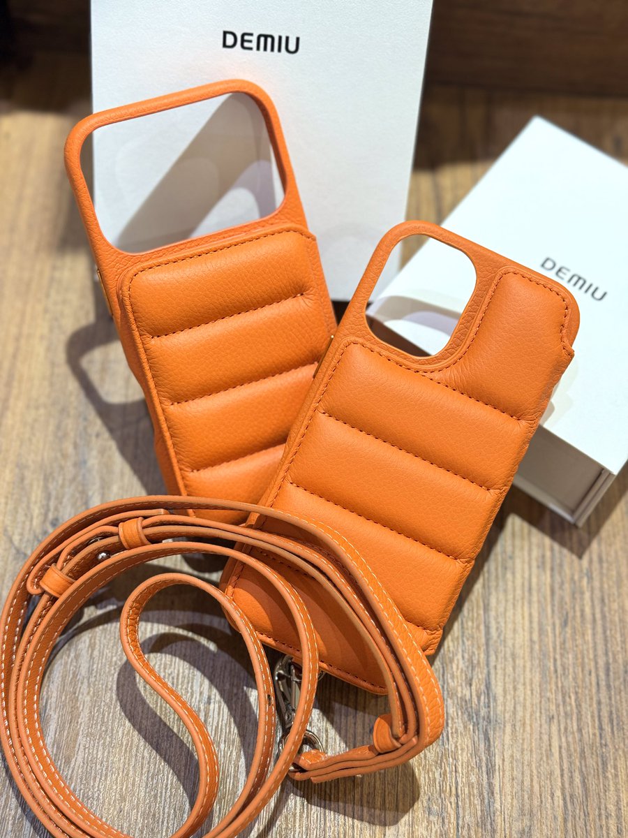 ビビットなオレンジがコーデの差し色に🍊✨ カード収納できて機能性も