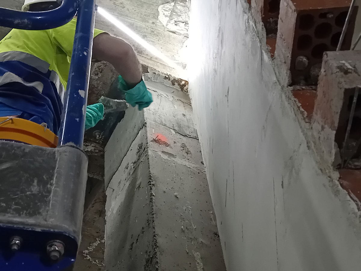 _Betazul_'s tweet photo. Esta semana hemos realizado el retacado de unos pilares cuyo contacto con el forjado superior no había sido rellenado. 
Aquí puedes ver otras obras nuestras:  https://t.co/V2goFhtRTL

#estructuras #reparación #refuerzo #rehabilitación https://t.co/JPkVmYNOTT